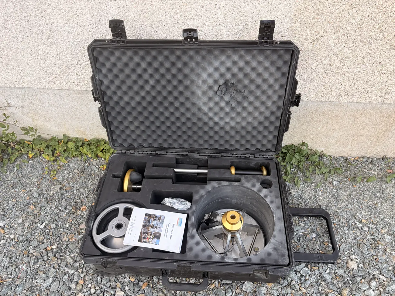 Valise de transport de la Minidyn avec la masse tombante, la tige de guidage et la plaque de chargement