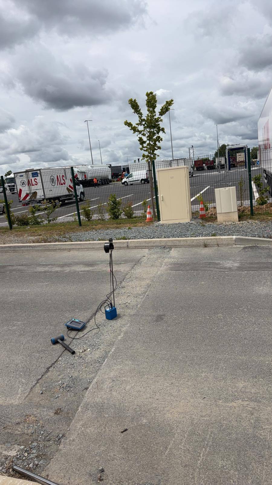 Technicien Compact'Ouest réalisant un test pénétromètre PANDA® sur chantier en Pays de la Loire